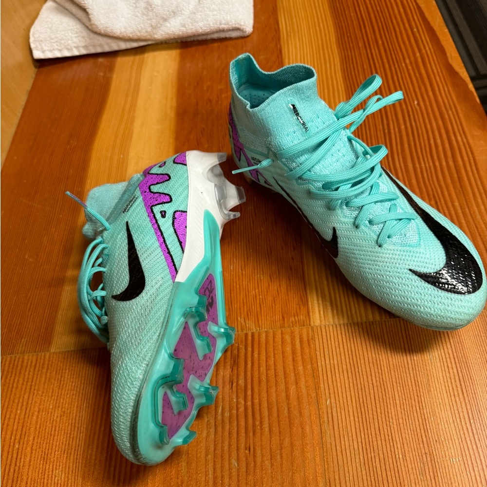 Nike - Picture 3 of 4